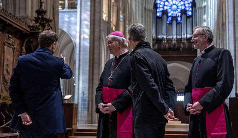 El arzobispo de París, Laurent Ulrich con Macron en Notre Dame