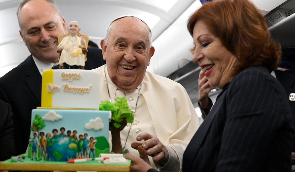 Los periodistas le regalaron una tarta al Papa por su cumpleaños a la vuelta del viaje a Córceg