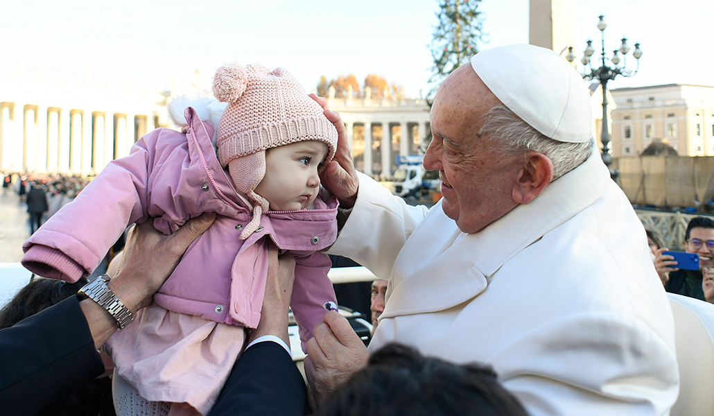El Papa bendice a una niña antes de comenzar la audiencia general del miércoles 4 de diciembre