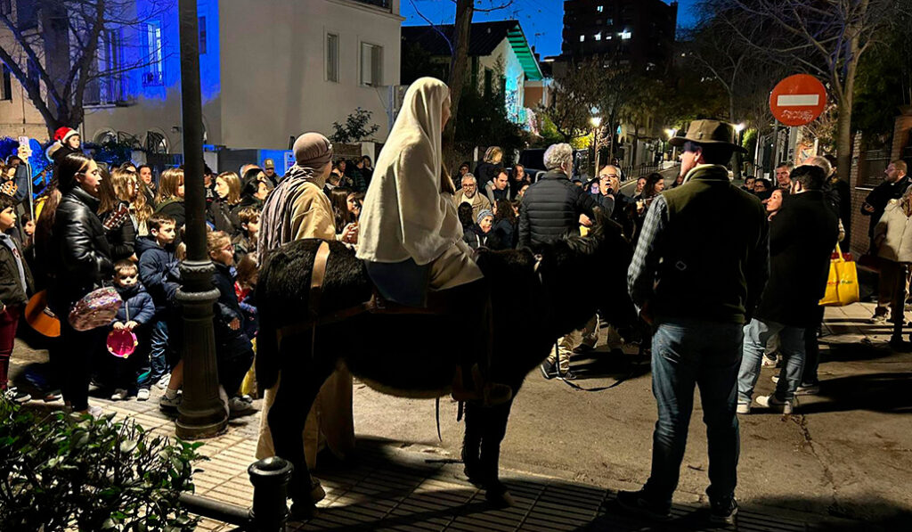 La Sagrada Familia sale a las calles del barrio durante la tradición prenavideña de las posada