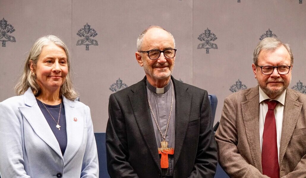 Krisanne Vaillancourt Murphy con el cardenal Czerny y Vito Alfieri Fontana tras la rueda de prensa