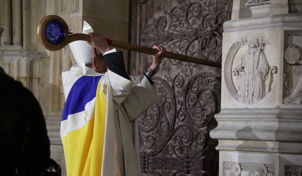 Momento en que el arzobispo golpea las puertas de la catedral para pedirles que se abran