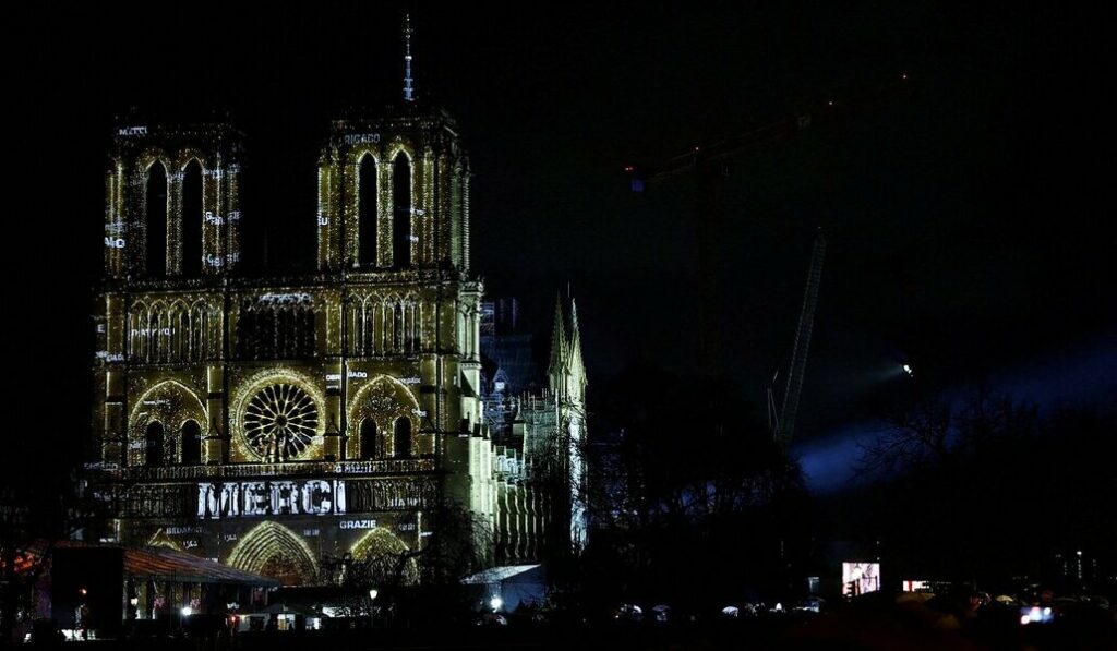 Mensaje de agradecimiento en los juegos de luz que se han proyectado sobre la fachada