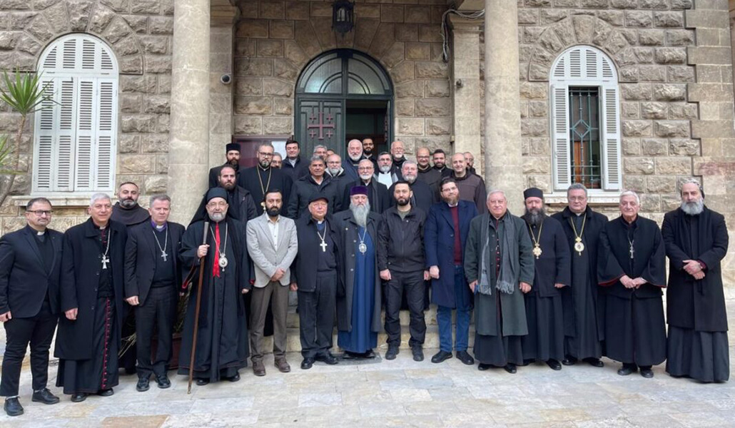 Foto de la reunión de este lunes en Alepo entre líderes de comunidades cristianas y grupos islamistas