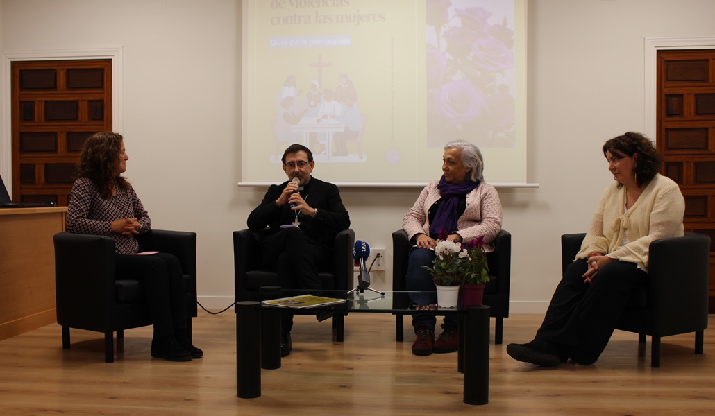 Teresa Casillas, el arzobispo José Cobo, Julia Almansa y Carmen Montejo en la presentación de la guía