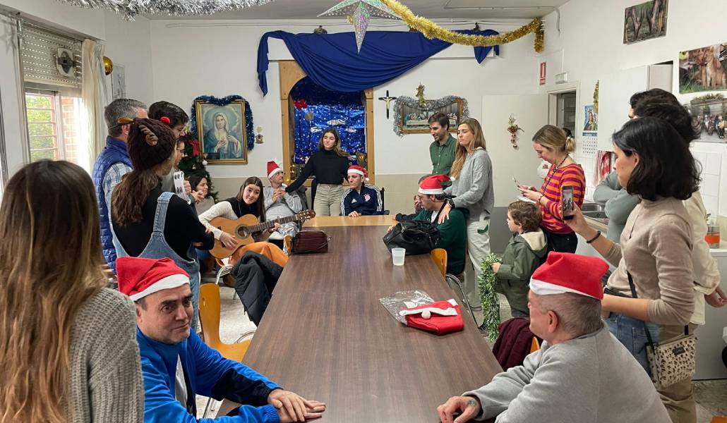 Jóvenes vinculados a Hakuna durante un «compartiriado» en Navidad
