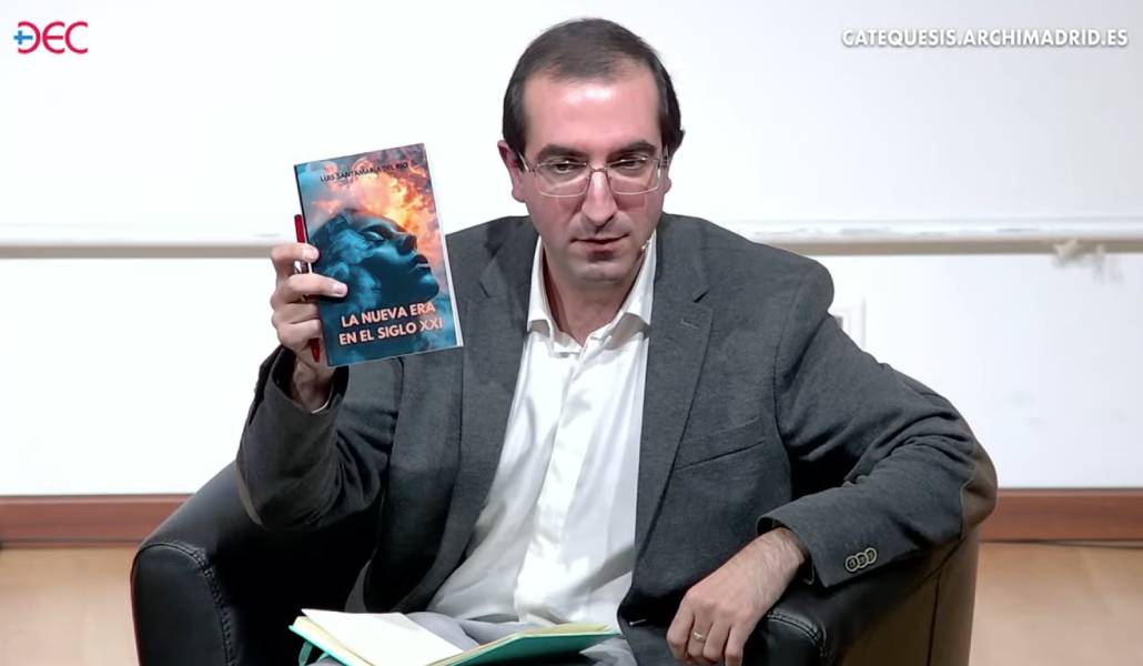 Luis Santamaría con 'La nueva era en el siglo XXI', su último libro