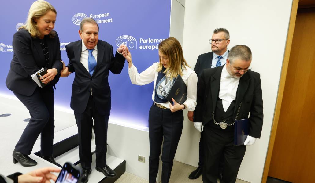 El líder opositor venezolano, Edmundo González y la presidenta del Parlamento Europeo, Roberta Metsola, después de recoger el premio Sájarov a la Libertad de Conciencia