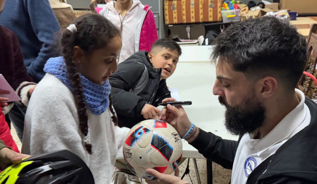 Asier Villalibre firmó autógrafos a los niños atendidos por Berakah