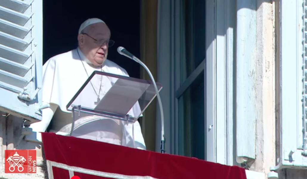 El pontífice durante el rezo del ángelus de este miércoles