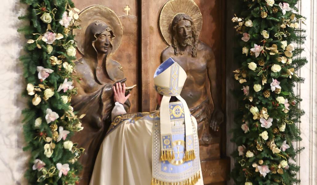 El cardenal Rolandas Makrickas abre la Puerta Santa de la basílica de Santa María la Mayor este miércoles