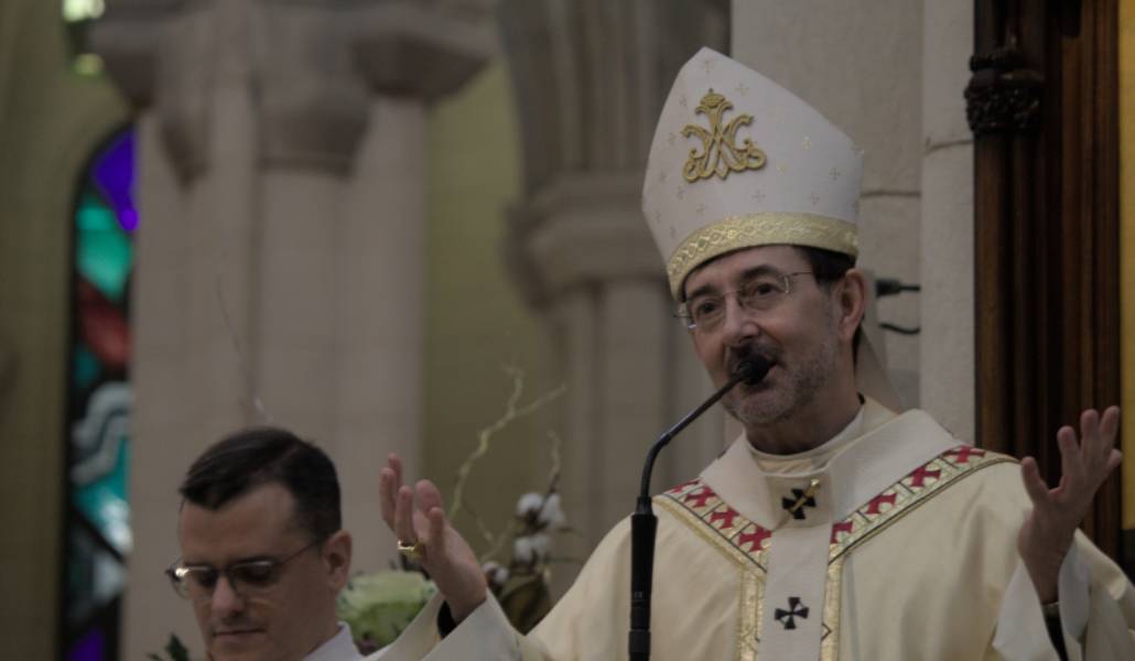 El cardenal y arzobispo de Madrid, José Cobo, durante la Eucaristía de este domingo en la catedral de la Almudena
