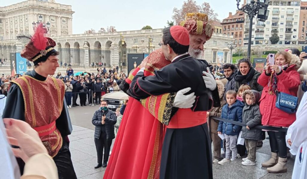 El cardenal y arzobispo de Madrid saluda a los Reyes Magos a su llegada a la catedral de la Almudena