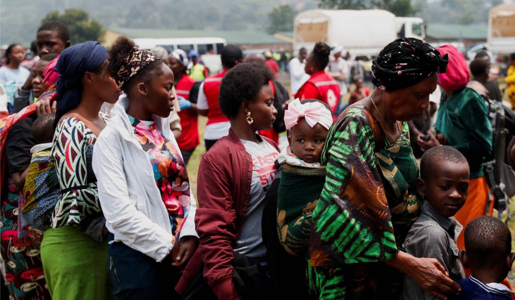 Congoleños que huyeron de Goma, en el este del Congo, durante el registro en un centro de acogida de Rugerero, en el distrito ruandés de Rubavu