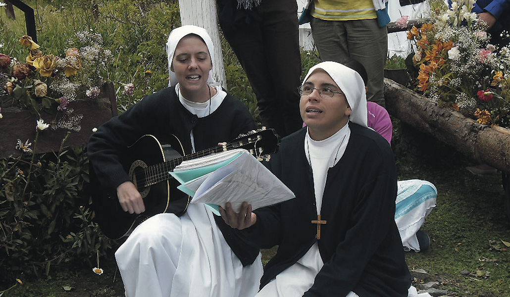 La guitarra era el instrumento de evangelización de la hermana Clare, a la izquierda