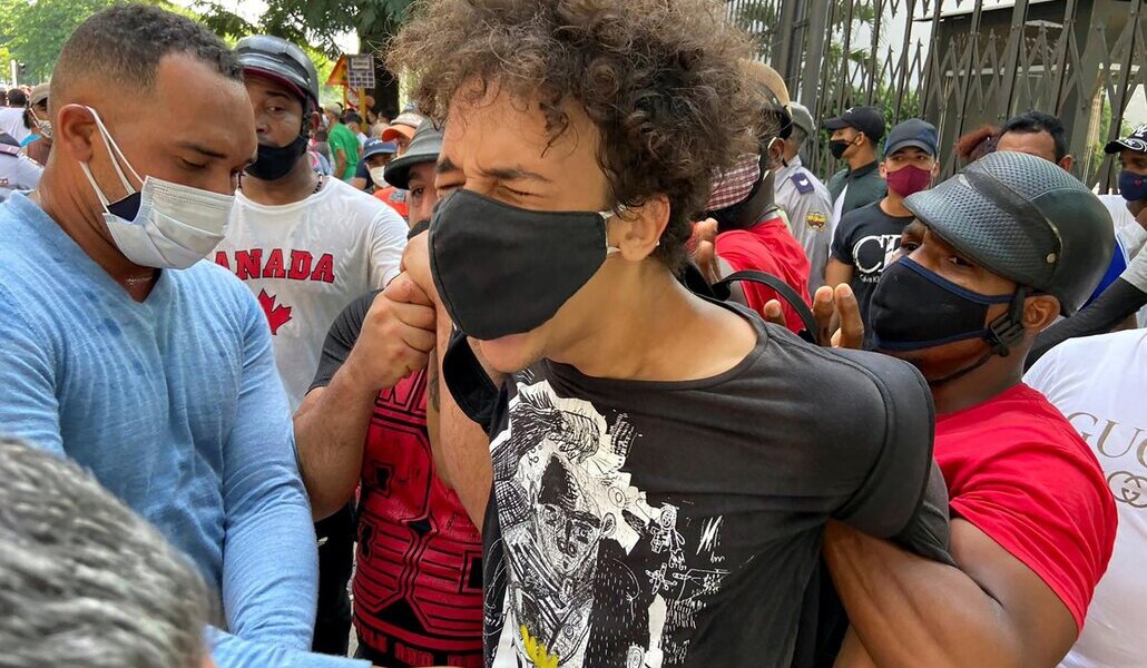 Detención de un manifestante en las protestas del 11 de julio de 2021