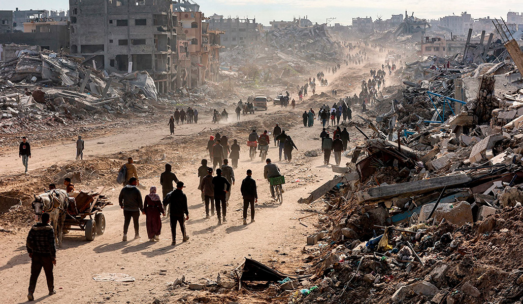 Palestinos recorren las ruinas de Yabalia, al norte de la Franja, el pasado lunes