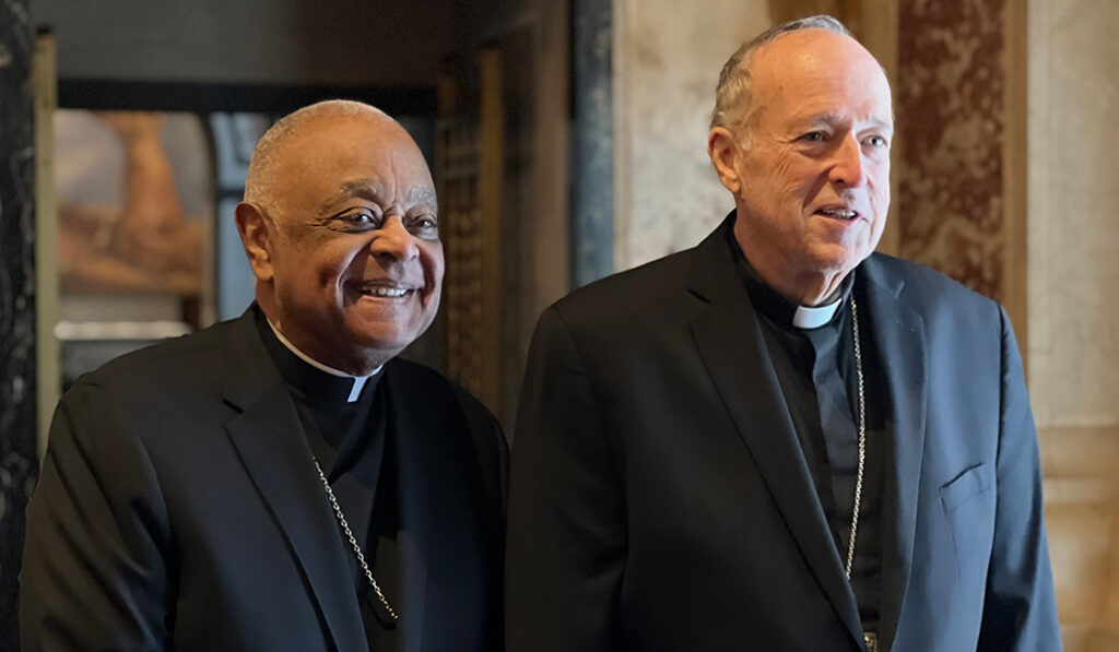 McElroy (derecha) con su predecesor, el cardenal Gregory, el 6 de enero