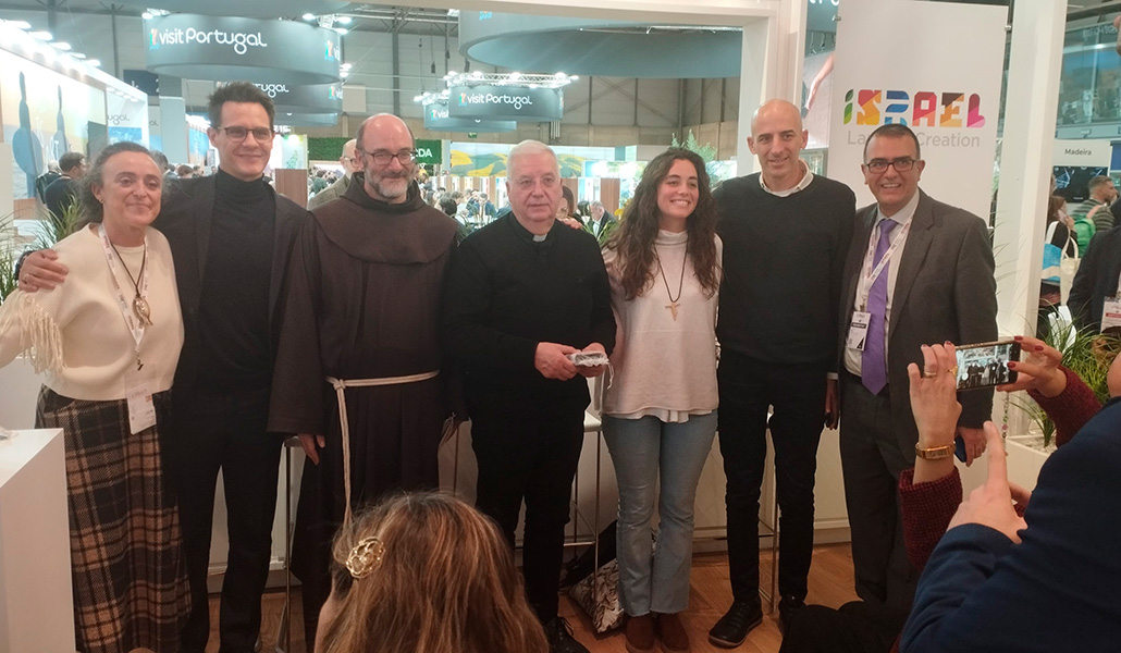 La peregrina Carlota Valenzuela, el franciscano Luis Quintana, el sacerdote Gustavo Riveiro y el escritor Christian Gálvez en el puesto de Israel en FITUR