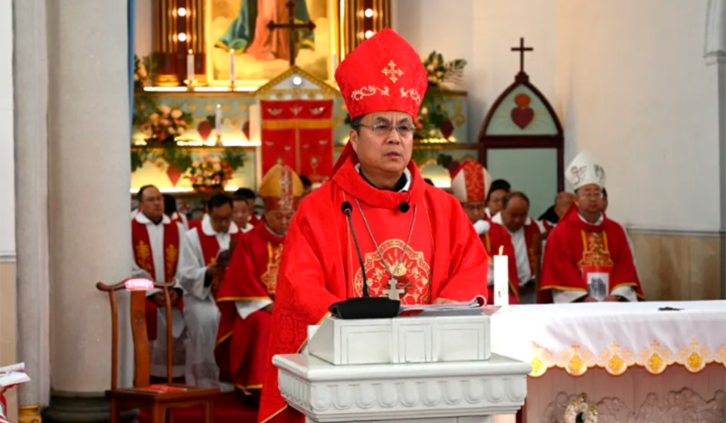 Ji Weizhong durante su ordenación