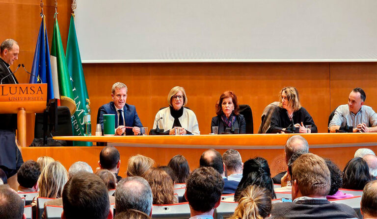Un momento de la mesa con los vaticanistas de habla hispana