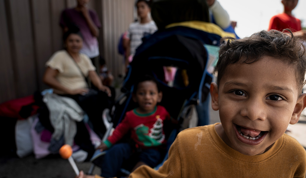 Un grupo de migrantes en la frontera entre Matamoros (México) y Brownsville (EE. UU.)