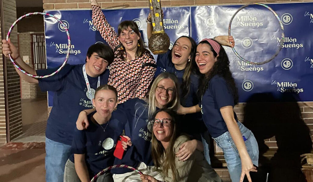 Alba Duchemin (con camisa) y el grupo de jóvenes universitarios salesianos a los que forma