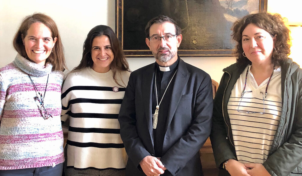Camino Cornejo, segunda por la izquierda, con el cardenal José Cobo