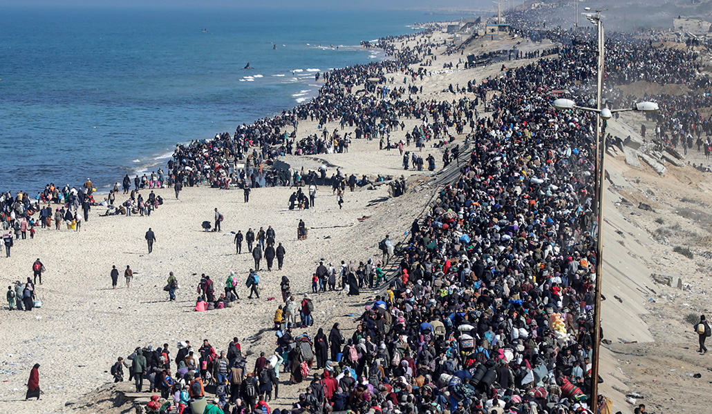 Riada de palestinos regresando al norte de Gaza por la carretera de Al Rashid el 27 de enero