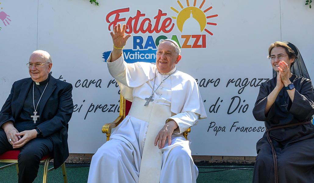 El Papa junto a Vérgez y Petrini en julio