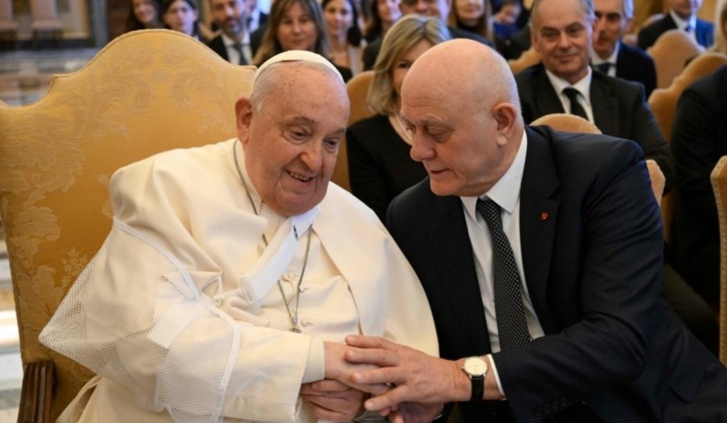 El Papa continua con el brazo inmovilizado