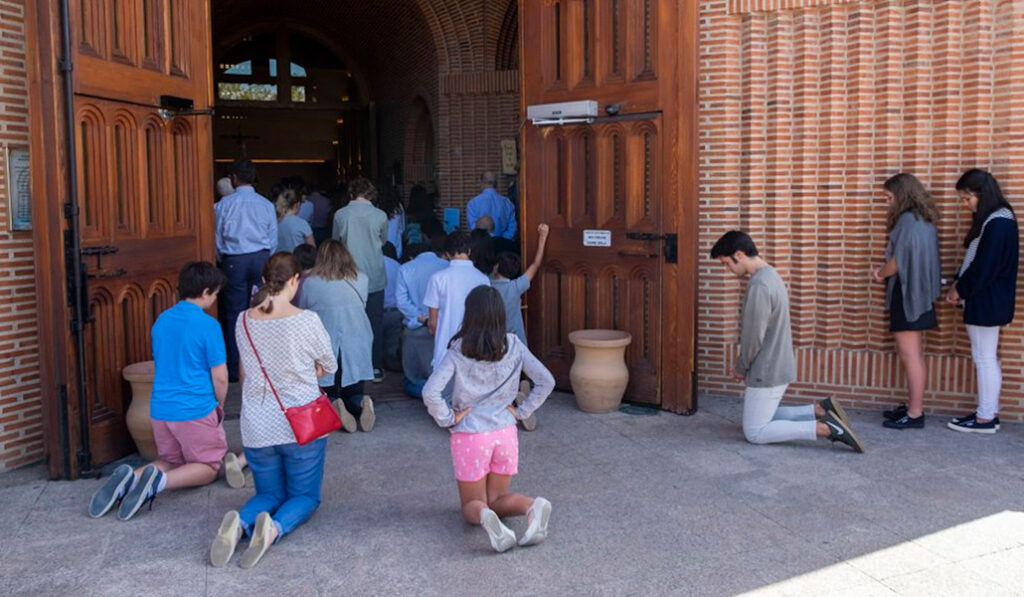 Jóvenes y niños abarrotan las misas dominicales
