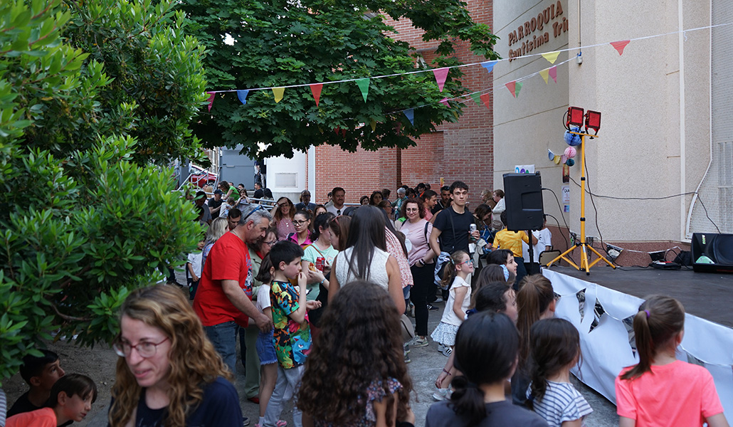 Las fiestas de la parroquia sirven para conocerse entre todos