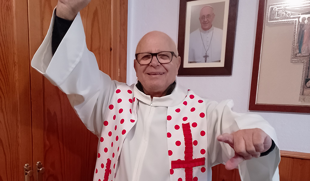El sacerdote malagueño en su despacho parroquial