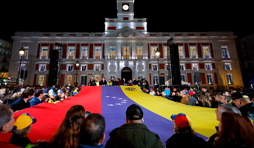 Bandera desplegada en la Puerta del Sol