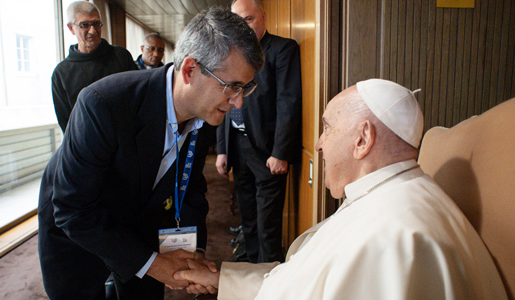 El superior general del Sodalicio, José David Correa, con Francisco en 2023