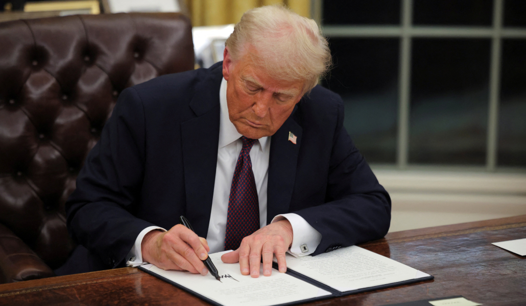 Trump firmando las órdenes ejecutivas tras su toma de posesión