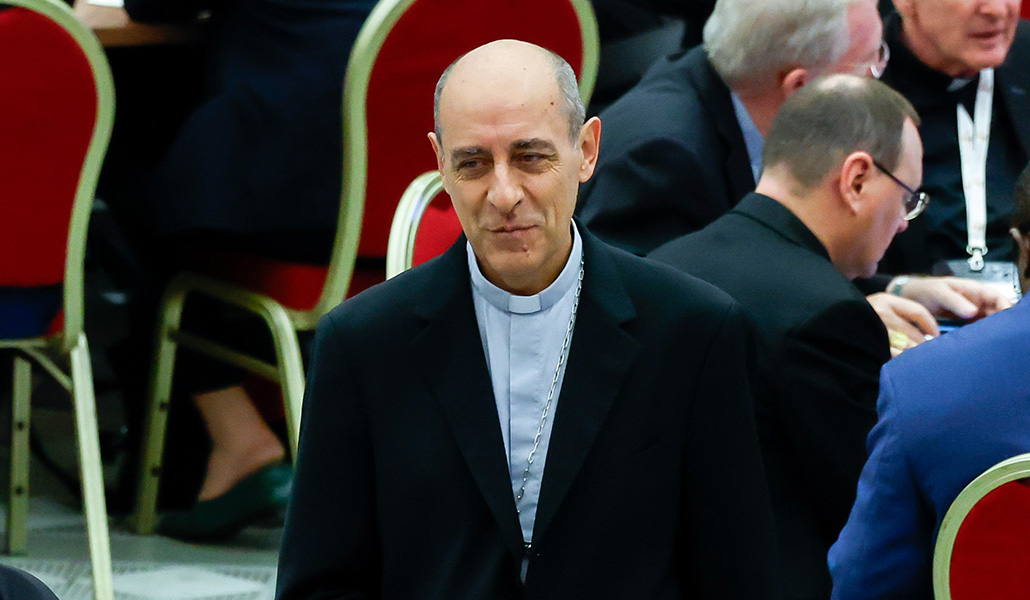 El cardenal Víctor Manuel Fernández en el Aula Pablo VI durante una sesión del sínodo