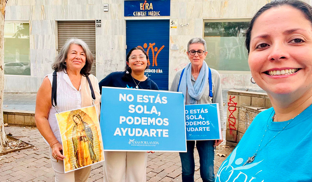 Voluntarios de 40 Días por la Vida en Tarragona durante su última campaña