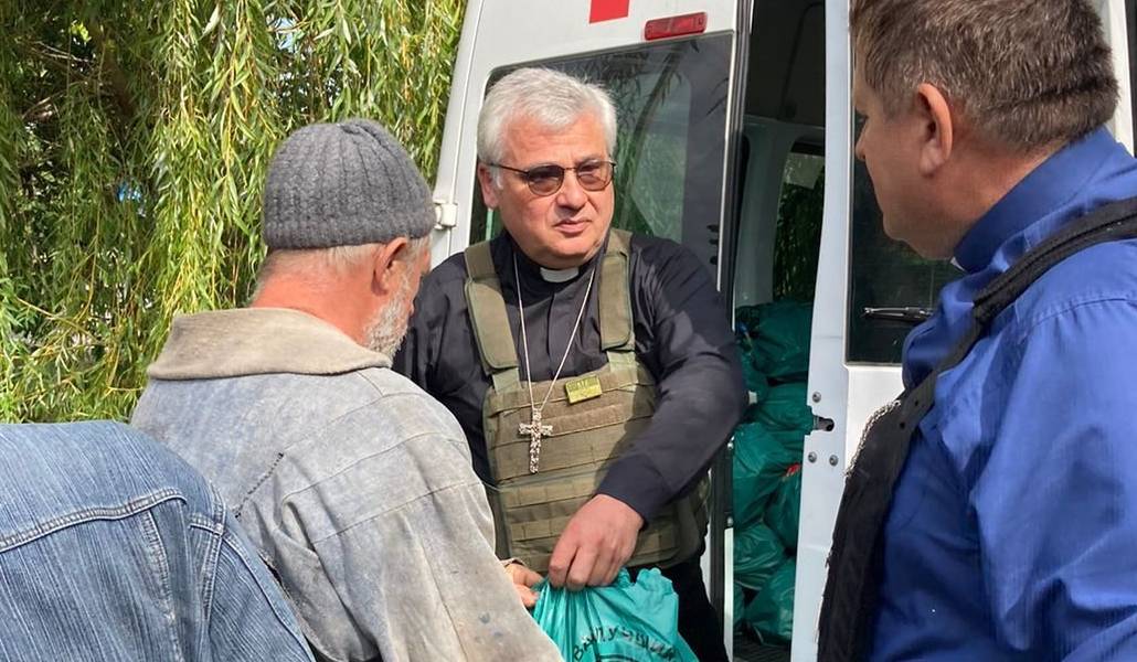 El cardenal Konrad Krajewski durante uno de sus viajes a Ucrania en 2023