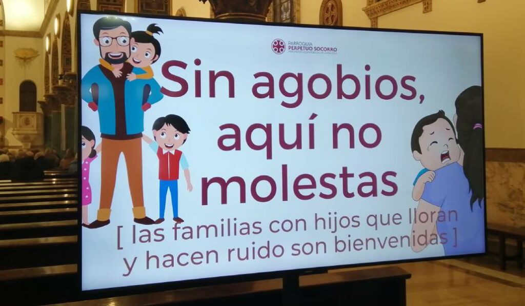 «Las familias con hijos que lloran y hacen ruido son bienvenidas», reza este cartel en el templo