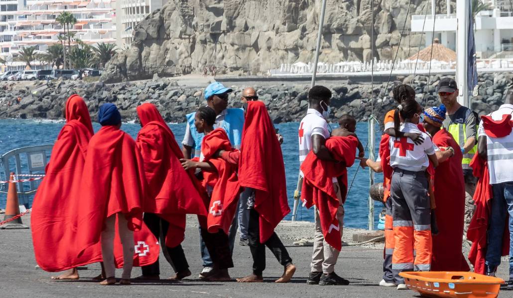 Migrantes procedentes de una patera naufragada a 320 millas de Gran Canarias
