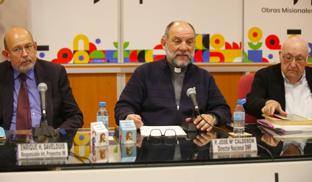 José María Calderón, Enrique Davelouis y Julio Feliu en las oficinas de Obras Misionales Pontificas