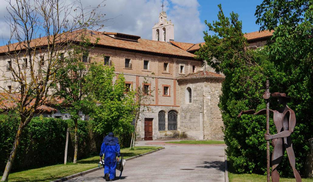Un jardinero en el Monasterio de Belorado el 19 de junio de 2024