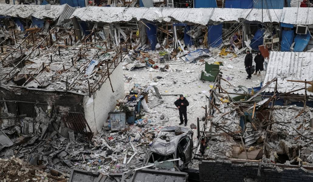 Residentes en Járkov tras el ataque de un cohete ruso el año pasado