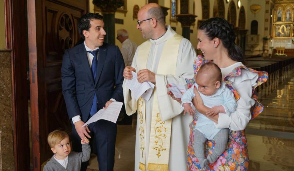 Jorge Ambel, en el centro, con un joven matrimonio católico