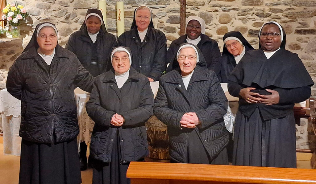 La comunidad de religiosas al completo con la superiora, Rosa Canedo, a la izquierda