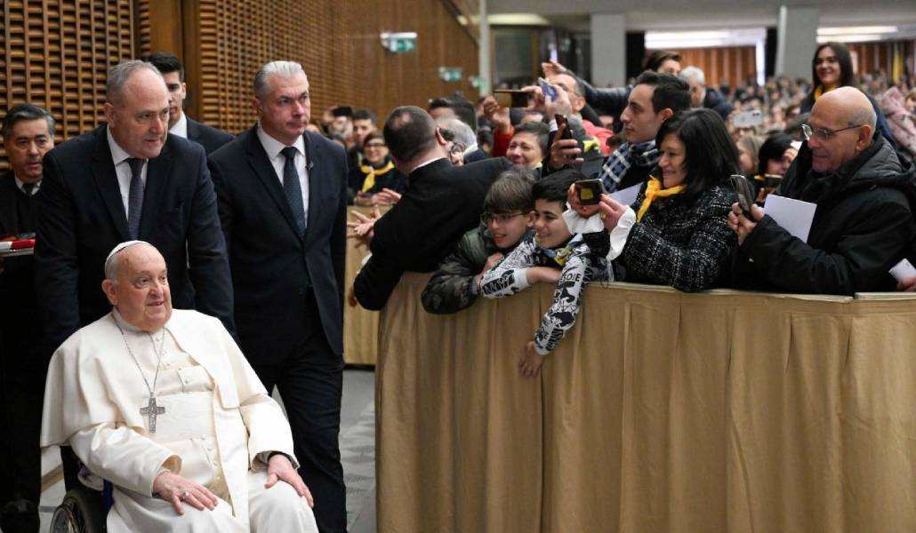 El Papa saluda a los peregrinos congregados en la basílica vaticana después de su intervención en la audiencia