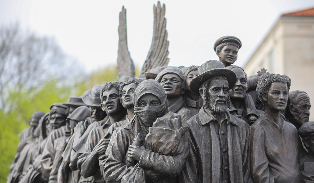 'Angels unawares', escultura a favor de la acogida a refugiados en el campus de la Universidad Católica de América, en Washington, D. C.
