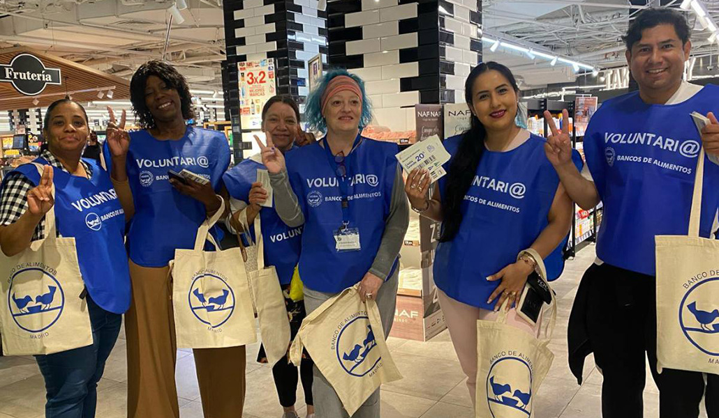 Voluntarios recogen donaciones en un establecimiento en la capital